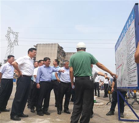 鄭俊康、吳煒到火車站周邊路網(wǎng)改造工程調(diào)研