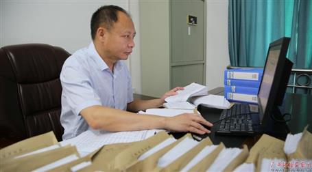 初心不改　本色不褪——記廣西勤廉榜樣、河池市紀委副書記、監(jiān)委副主任黃振林
